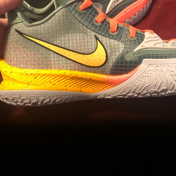 Size 8 kyrie low 4 - Picture 3 of 4